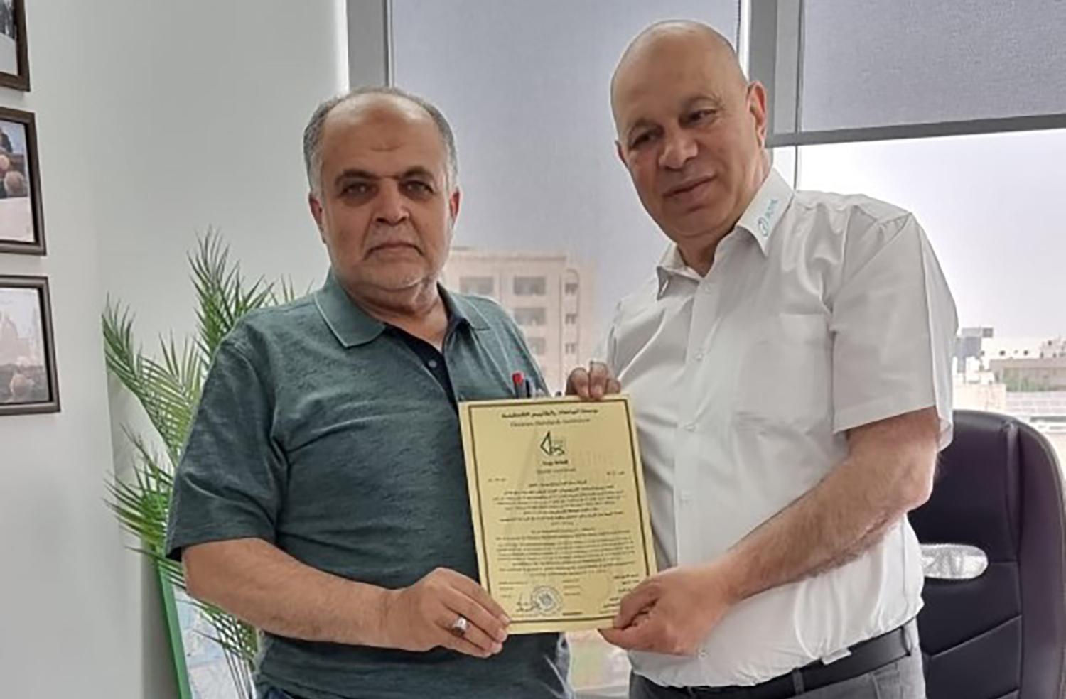 The Managing Director of Royal Company receives the Palestinian Quality Certificate 
