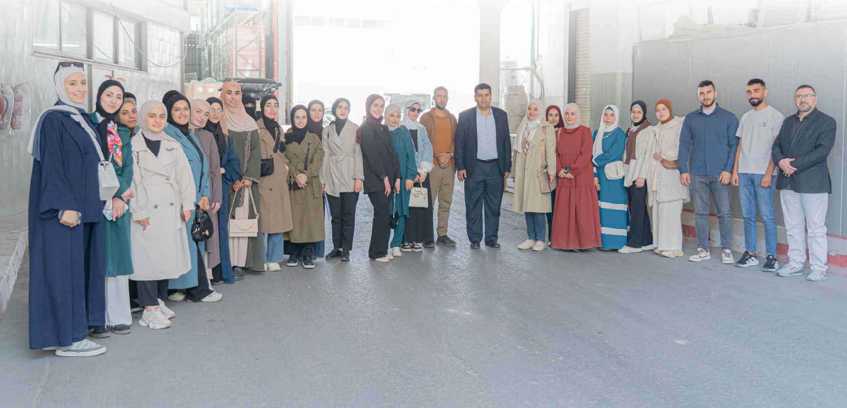 وفد من كلية العلوم الإنسانية والتربوية بجامعة بوليتكنك فلسطين يزور شركة رويال الصناعية
