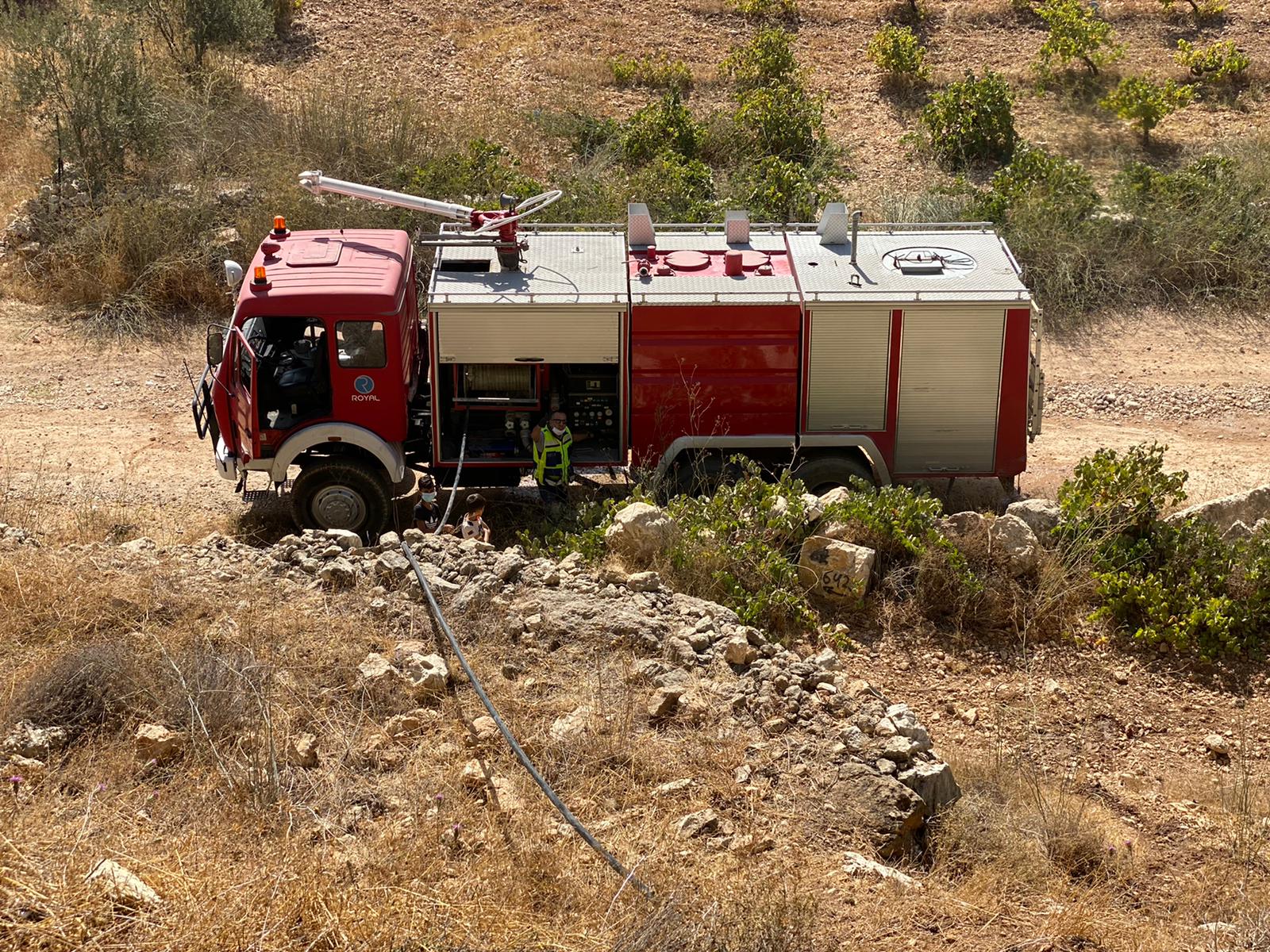 Firefighters and Royal crews participate in extinguishing the fires of Wadi Qaf