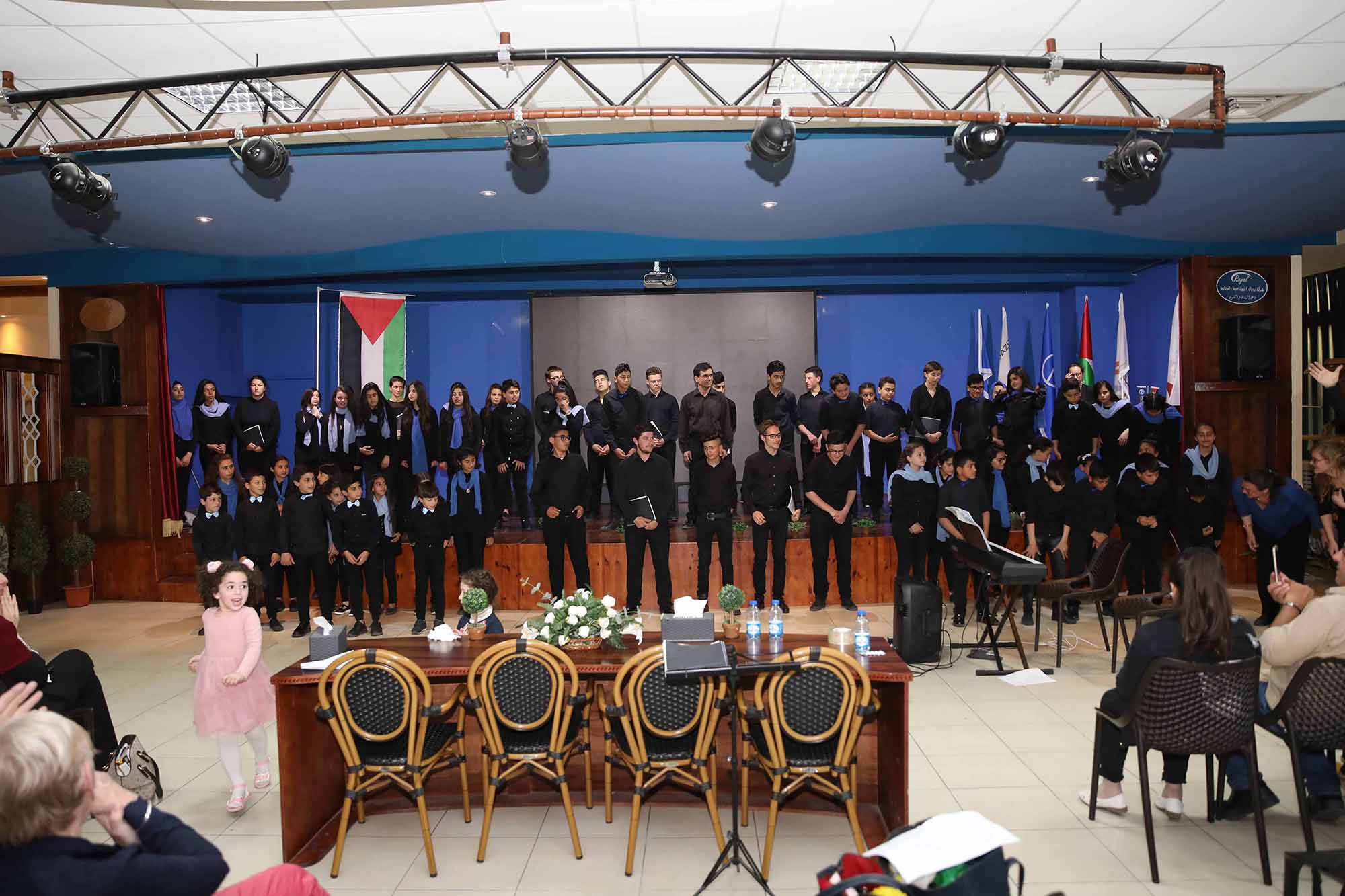 A French and Palestinian choir sings for the homeland, land and man in Royal